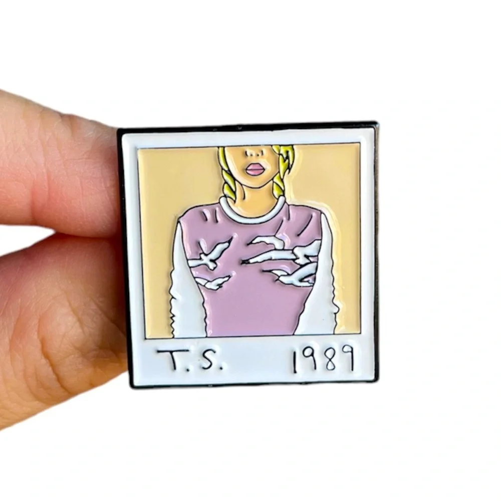 Taylor Swift 1989 Enamel Pin - Picture 1 of 2